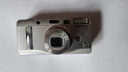Fujifilm FinePix F700, amely Japánban készült kb. 2003 körül. működése nem ismert !!!