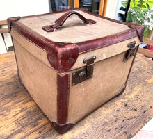 Antik utazó bőrönd koffer régi kocka alakú réz csatos utazó láda