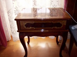 Csodaszép, kecses elegáns diófa neobarokk intarziás éjjeliszekrény szekrényke