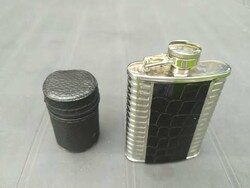 Rozsdamentes fém pálinkás flaska (laposüveg) és poharak saját tokban