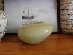 Halványsárga modern, kavics alakú üvegváza