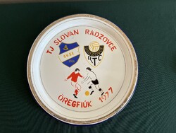 TJ Slovan (Család) Radzovce (Ragyolc) zománcozott labdarúgó emlék tányér (F0037)