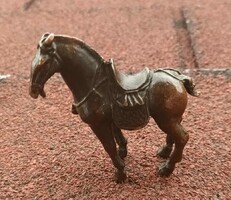 Patinázott bronz ló figura