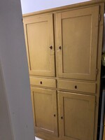 Régi,de jó állapotban lévő konyhaszekrény,kredenc,parasztbútor. XX. szd.második fele.