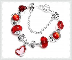 PANDÓRA STÍLUSÚ KARKÖTŐ EZÜST SZÍNŰ , SZÉP BORDÓS PIROS CHARMOKKAL DÍSZÍTVE
