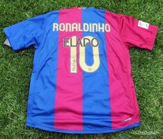 Ronaldinho által 2019-ben Budapesten dedikált Barcelona mez. futball foci labda brazil aranylabda