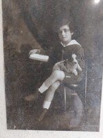Antik fotó, kisfiú kutyával, asztali keretben, 10 x 14 cm-es. 1430
