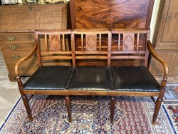 Háromszemélyes Regency-stilusú mahagóni pad.