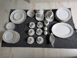 Hollóházi készlet, kétféle mintával, összesen 60 darab.