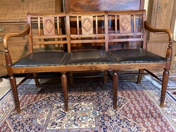 Háromszemélyes Regency-stilusú mahagóni pad.