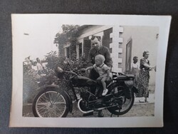 Régi fotó kisgyerek motoron DKW vagy Pannónia elődje /?/ magyar rendszámmal 4829RG7