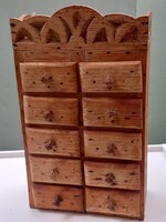 Vintage fali fűszeres, tömör fa fiókos faragott szekrényke