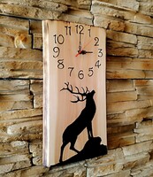 Nagyméretű fából készült falióra szarvas sziluettel díszítve