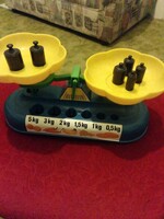 Játék mérleg súlyokkal újszerű boltos eladó vásárlás zöldség gyümölcs árus játékhoz