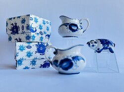 2 darab Gzsel porcelán kiöntő eredeti dobozában gyári papírjával és egy szerencsehozó malac
