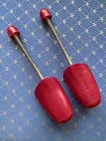 Bordó színű,új állapotú,rugós kaptafa,sámfa pár. Műanyag.