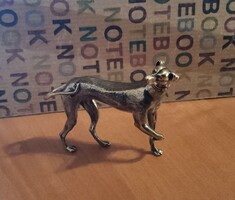 Sárgaréz miniatűr angol agár kutya