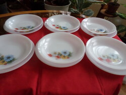 Virág mintájú jénai 6+6 lapos/mély tányér, és 5 db jénai süteményes tányér. Jelzése: arcopal FRANCE