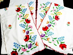 Kalocsai mintával dúsan hímzett 3 részes nagy méretű drapéria. 2 garnitúra van! (egyben olcsóbb)