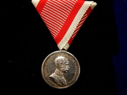 Egészen kiváló I. Ferencz József ezüst vitézségi érem, szalaggal,  18 g