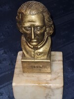 Bronzszobor, ami a híres zeneszerzőt ábrázolja