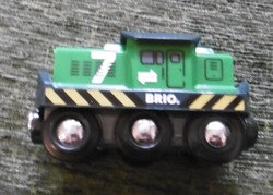 Zöld elemes mozdony fa játékvasúthoz