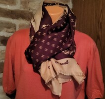 Chanel feliratú sál, stóla