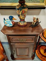 Hibátlan állapotú fa tölgy komód nagyon szép , tömör tölgyfa magas fiókos ajtós komód