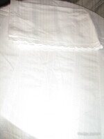 Gyönyörű fehér damaszt ágyneműgarnitúra