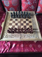 Hatalmas, full faragott keleti sakk és ostábla.