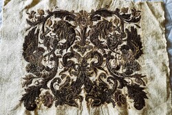 BIEDERMEIER APÁCA ZÁRDAMUNKA DÍSZ PÁRNALAP V TERÍTŐ ANGYAL PUTTÓ HÍMZÉS FÉMSZÁLLAL HÍMZETT KÉZIMUNKA