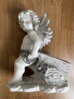 Nagy puttó kocsit húz aranyos darab.