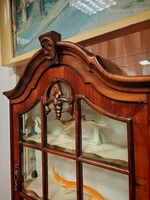 Szépséges mahagóni neobarokk falivitrin, vitrines faliszekrény , szekrényke