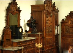 Toszkán klasszicizáló (empire hatású) dió hálószobagarnitúra – ca. 1820–1830