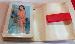 1970's.Régi műbőrtokos meztelen csajszis Pin up girl akt erotikus römi kártya HIBÁTLAN HIÁNYTALAN 1.