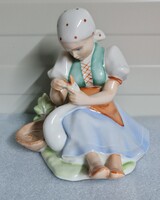 Zsolnay libát tömő nő figura