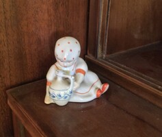 Pöttyös kendős korsós kislány Zsolnay porcelán figura