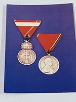 Magyar Koronás Emlékérem és Magyar Kis Ezüst Vitézségi Érem  fényképe színes képeslapon Posta tiszta