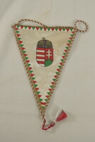 Háromszög alakú, magyar címerrel díszített zászló A384