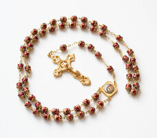 Rózsafüzér, olvasó vörös gyöngyökkel és arany színben - keresztény katolikus kegytárgy imafüzér
