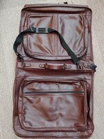 Utazó bőr ruhatáska.