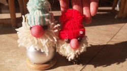 2 sapkás mikulás karácsonyfadísz, egyik toboz, másik ezüstgömb