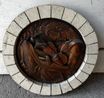 Görnyedő bronz hegedűs kerek falidísz 30 cm