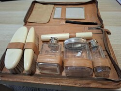 Korabeli férfi utazó- és borotválkozó neszesszer készlet 1930–1940