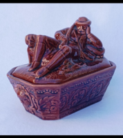 Pihenő vadász kutyájával ,mázas fajansz pástétom tartó edény 1950-60