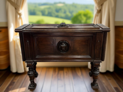 Faragott reneszánsz fa láda