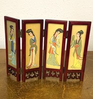 MADÁR ÉS NŐ DEKORÁCIÓVAL FESTETT PORCELÁN ÁZSIAI PORCELÁN ÉS FA ASZTALDÍSZ