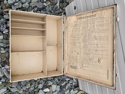 Luftschutz hausapotheke szekrény, falitéka