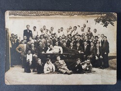 Fiatal férfiak csoportképe az 1920-as évekből – elegáns öltönyök, régi idők hangulata