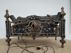 Antik kályha kandalló betét vas tartón alsó megvilágítású mű fahasábok hangulat világítás 2087